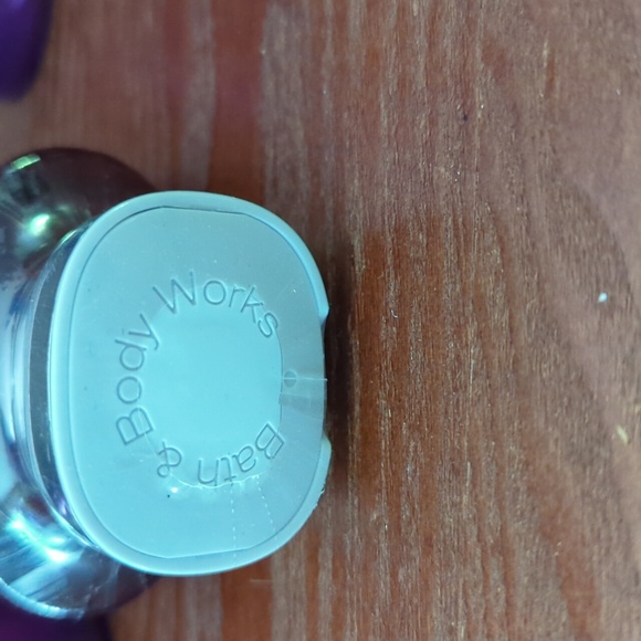 Ladies Bath and Body Works. 1-Body Wash, 2-Body Creams. Brand New, Unopened. - Picture 4 of 7